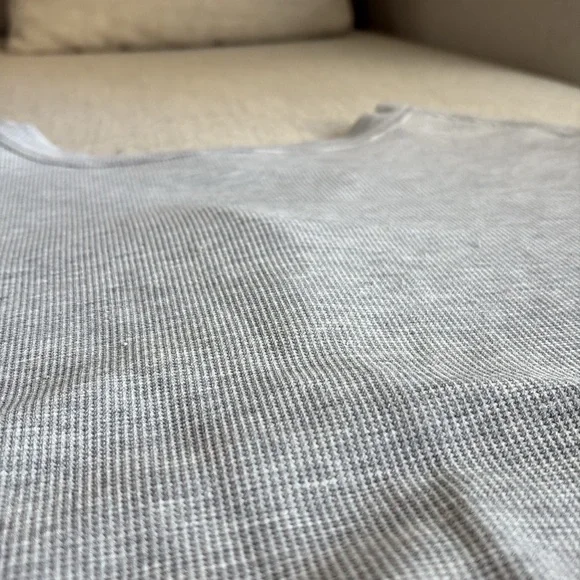 Alo Yoga Micro Waffle Pleasant Cropped Henley - Athletic Heather Grey - Picture 4 of 5